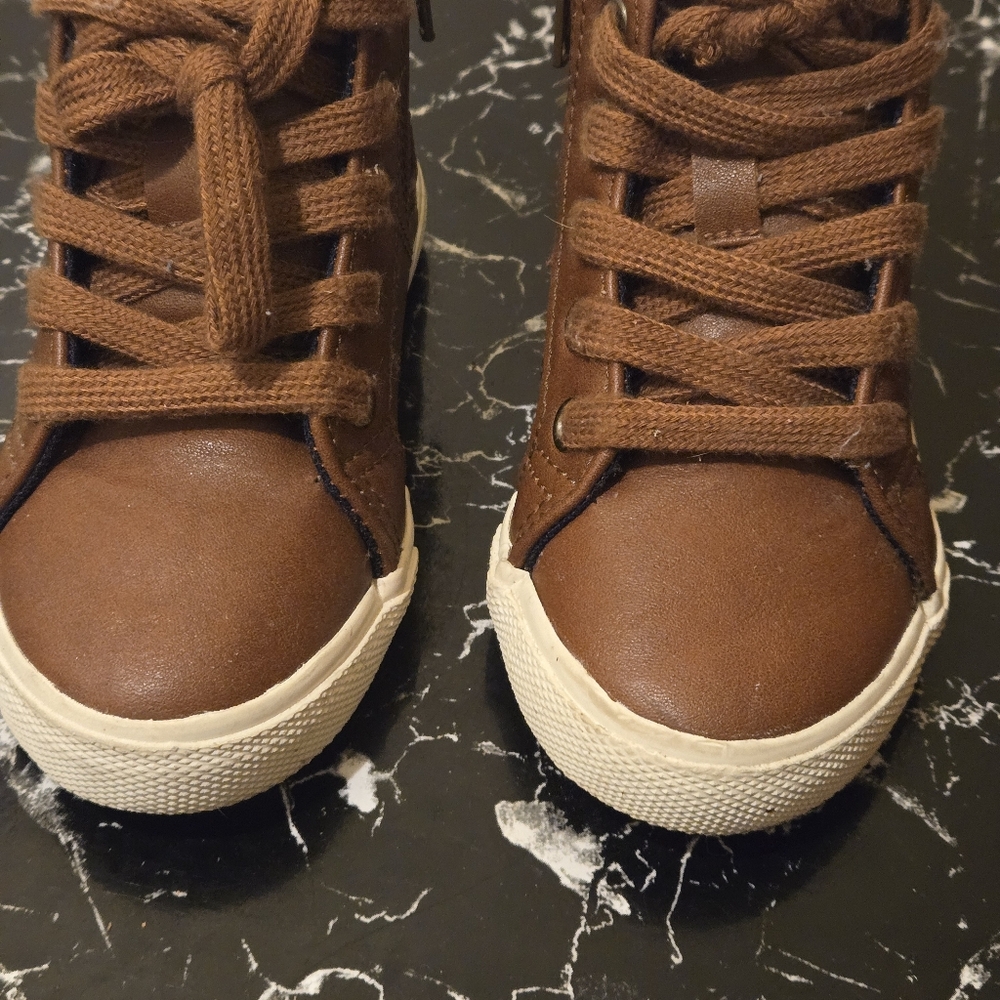 🍒🍒 Cat & Jack Brown Kids High-Top Sneakers - Picture 3 of 9